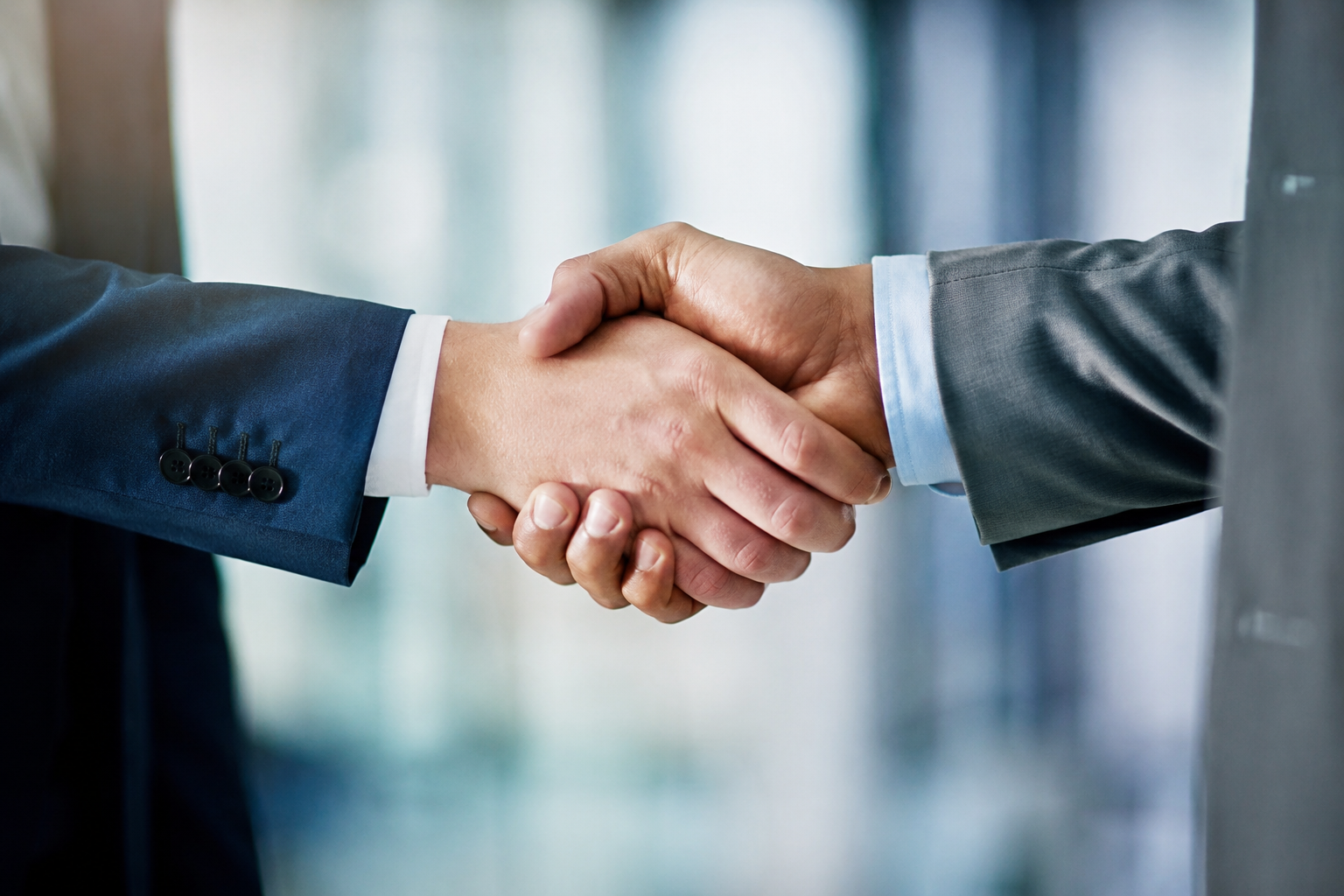 Aperto de mão — reunião de negócios